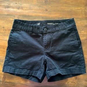 Gap women’s black chino short. 4in Size 2
